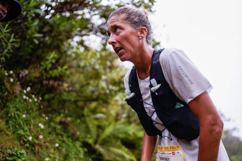 Courtney Dauwalter op een ultratrail parcours, focus op records, mindset en training voor lange afstanden.