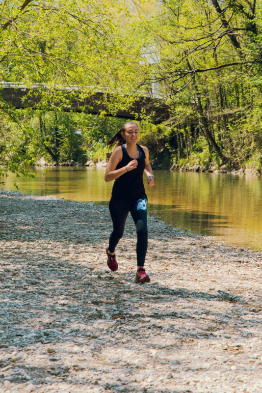Hardloper na eerste 10 km in Annecy, geïnspireerd door Océanes training en motivatie.