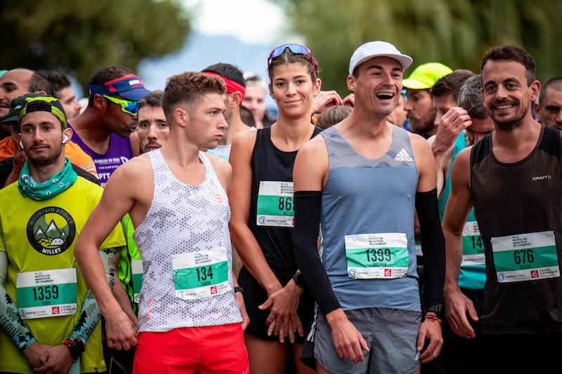Hardloper tijdens een 10 km wedstrijd, met tips om je PR aan te scherpen.