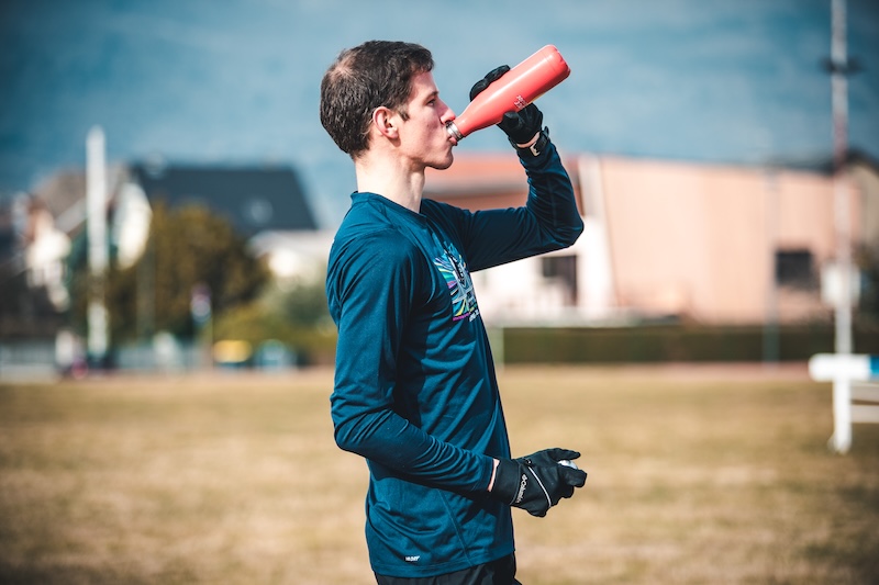 Hardloper neemt eiwitrijke voeding na hardlopen en trailrunning voor sneller herstel en betere prestaties.