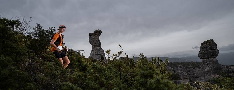 Trailrunner tijdens Festival des Templiers 2024 bij Millau, met parcoursafstanden van 7 tot 106 km.