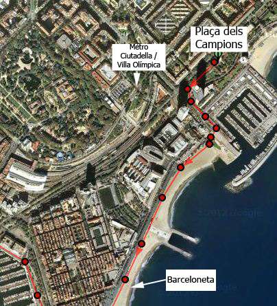 Hardloper start bij Placa dels Campions op 9 km hardlooproute Barcelona langs strand en Montjuic.