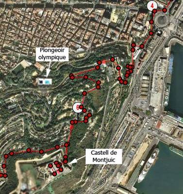 Hardloper op de 9 km hardlooproute in Barcelona langs strand, Montjuic en het Olympisch park.