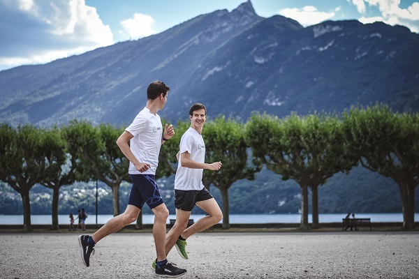 Hardloper volgt hardloopschema met doel, gecombineerd met kracht- en conditietraining voor duurzame hardloopvoornemens.