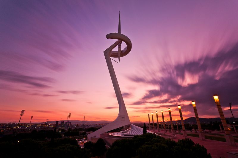 Hardloper volgt 9 km hardlooproute in Barcelona langs het strand en Montjuic Olympisch park.