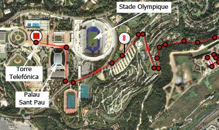 Hardloper op 9 km hardlooproute in Barcelona langs het strand, Montjuic en het Olympisch park.
