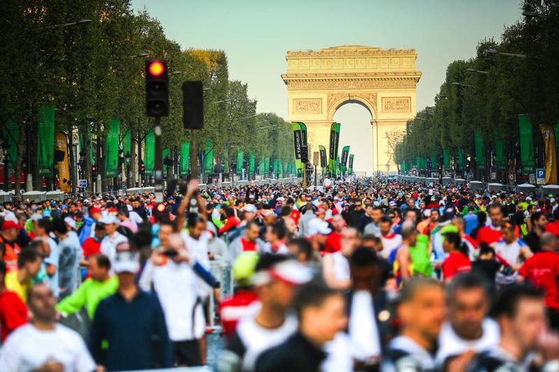 Lopers tijdens de EcoTrail de Paris Ile-de-France, een populaire trailrunwedstrijd in Parijs.
