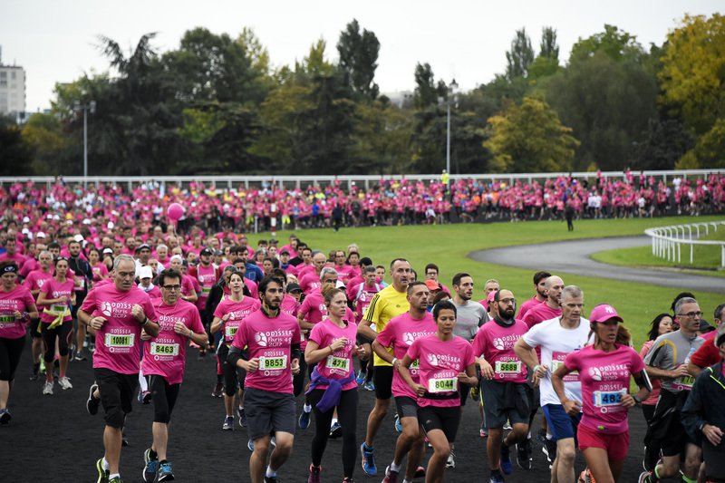 Hardlopers in Parijs tijdens de Odysséa-loop tegen borstkanker, een populaire hardloopwedstrijd in het najaar.