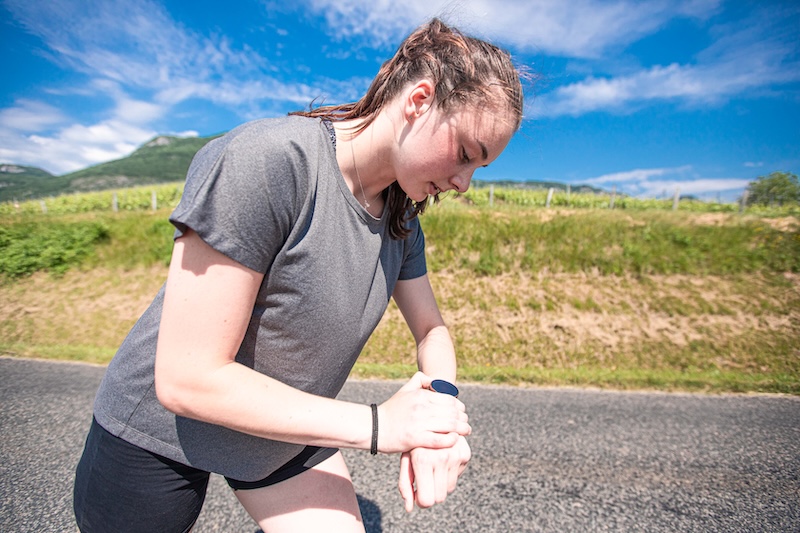 Triatleet traint met hartslagmeter en vermogensmeter om sneller te worden in triathlon.