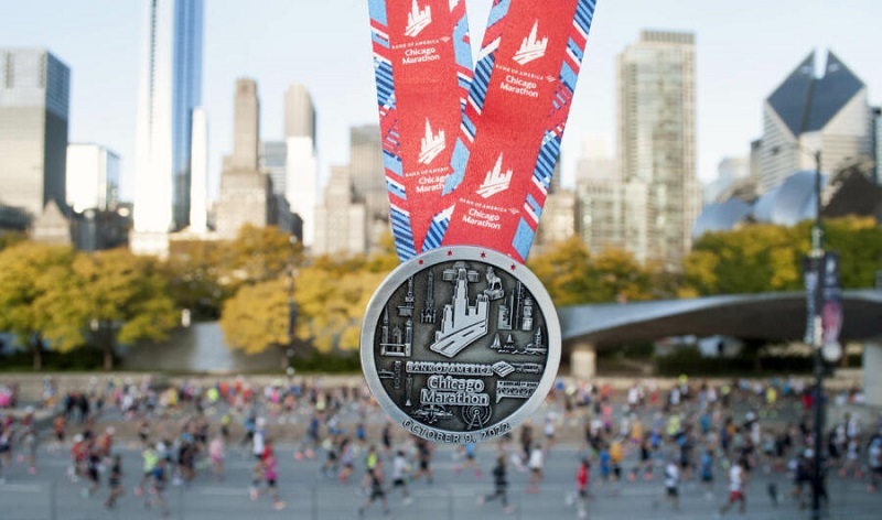 Loper schrijft zich in voor de Chicago Marathon, bekend om snel Major-parcours en geweldige sfeer.