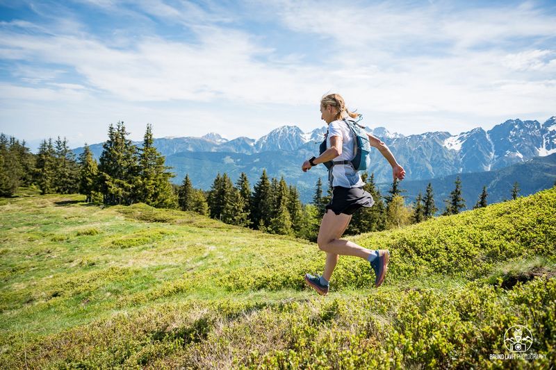 Trailrunner tijdens L’Echappée Belle ultratrail in Belledonne, pittige bergchallenge met lange afstanden.