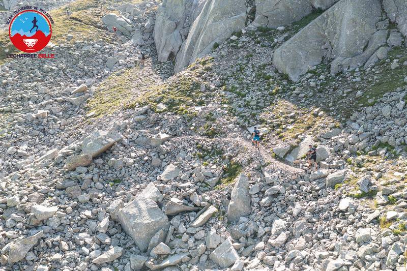 Trailrunner tijdens L’Echappée Belle ultra trail door het Belledonne-gebergte in Frankrijk, uitdagend bergparcours.