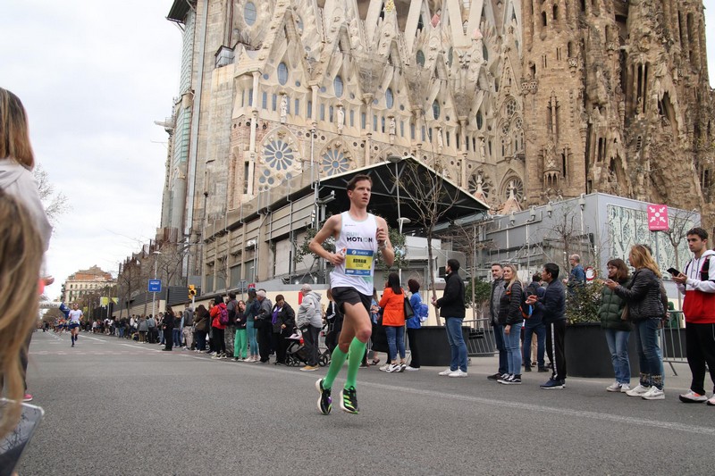 Romain Adam loopt Marathon Barcelona in 2u35 na slimme training en gecontroleerd marathontempo.