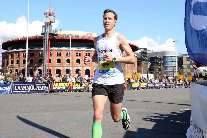 Romain Adam loopt Marathon Barcelona onder 2u35 dankzij slimme training en wedstrijdstrategie.