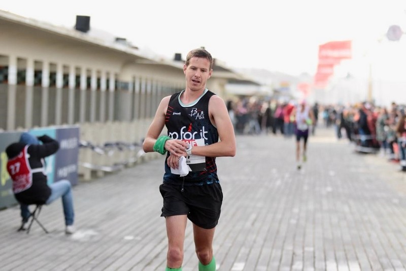 Loper traint voor Marathon Deauville met focus op parcours, afstanden en sterke finish.
