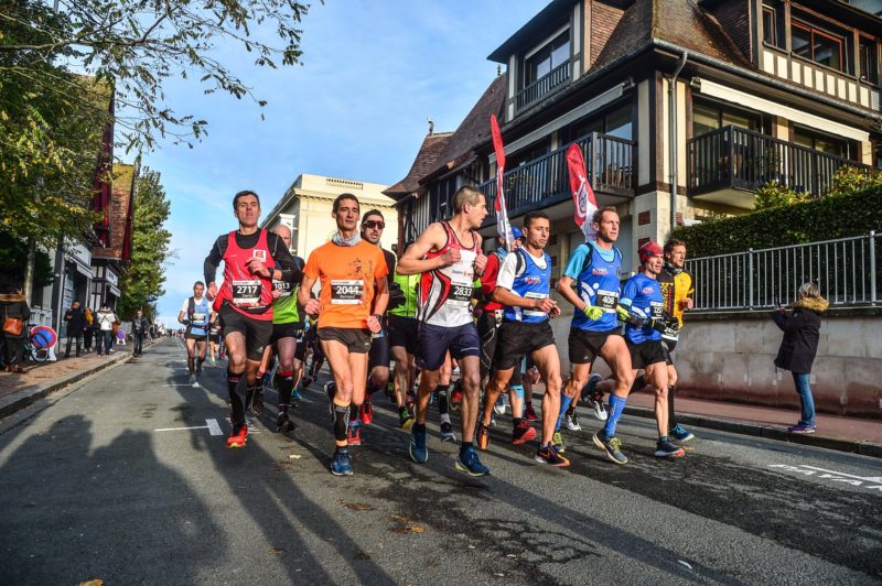 Hardloper traint voor Marathon Deauville met focus op parcours, afstanden en trainingstips voor sterke finish.