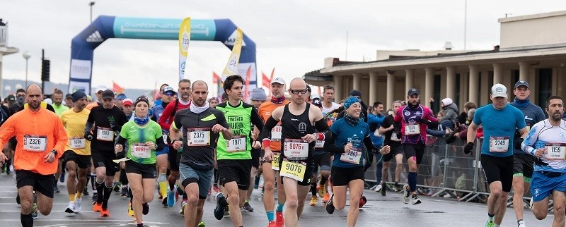 Loper tijdens Marathon Deauville met parcoursinformatie, verschillende afstanden en trainingstips voor een sterke finish.