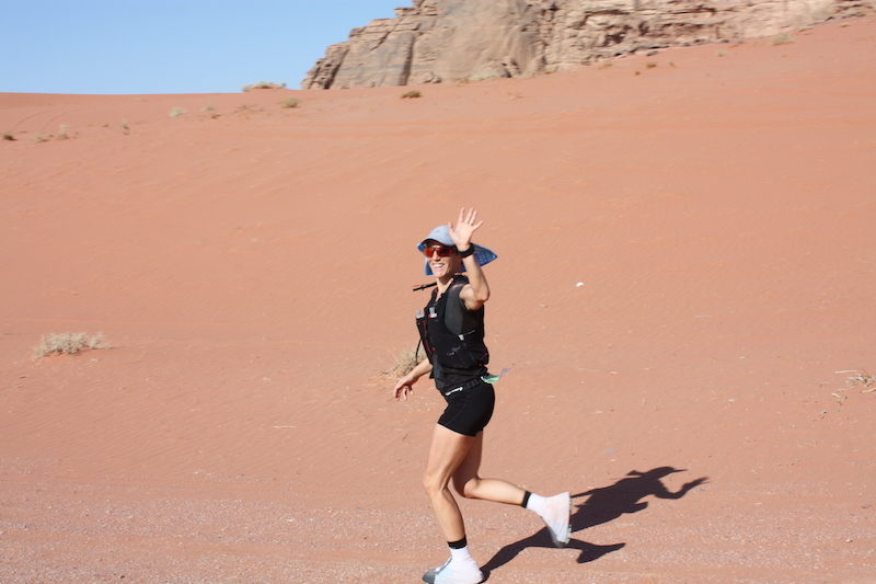Hardloper traint voor Marathon des Sables met trainingsschema voor 250 km woestijnmarathon.