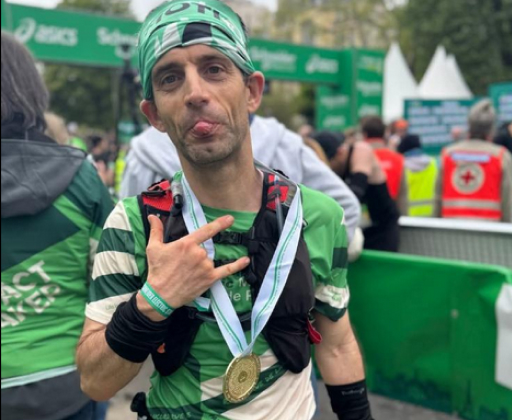 Éric finisht Marathon Parijs 2025 in 3:17, ondanks ziekte van Bechterew, met sterke loopfocus.