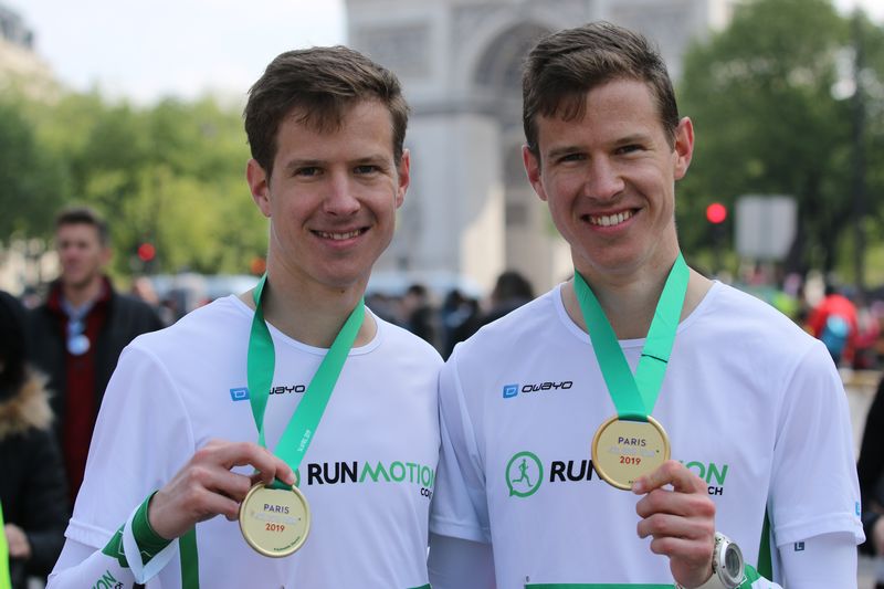 Loper traint voor de Marathon van Parijs met parcours en trainingsschema om zijn PR te verbeteren.