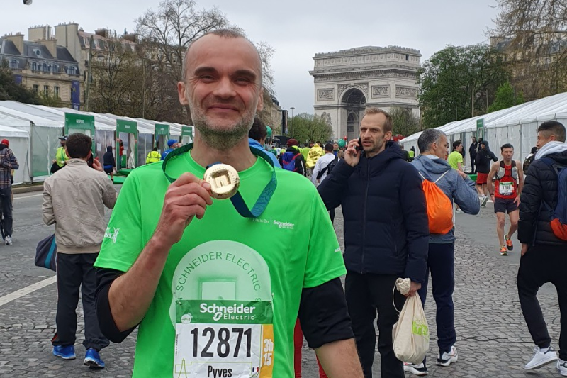 Hardloper verbetert PR met 7 minuten op Marathon van Parijs dankzij slim trainingsschema.