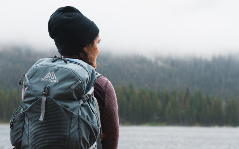 Wandelaar kiest lichtgewicht materiaal voor een meerdaagse trektocht en goed geplande hike.