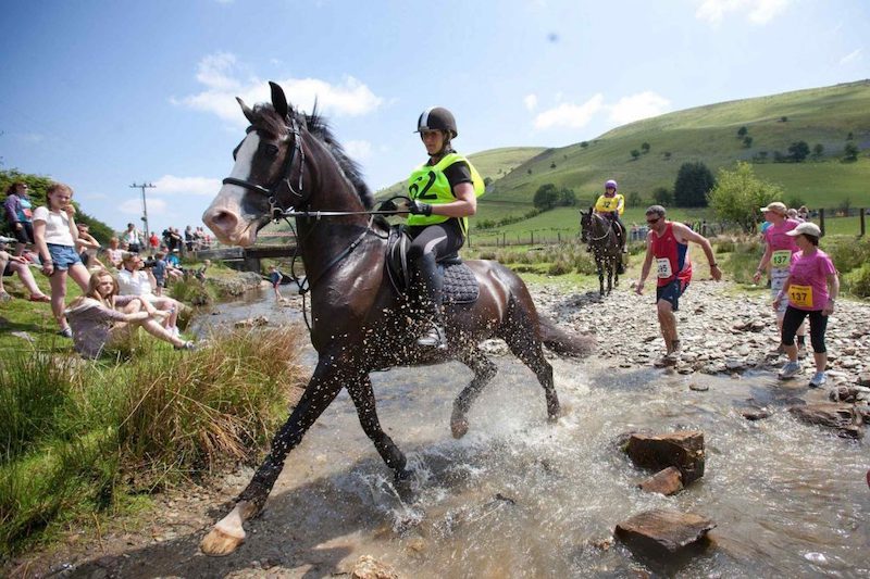 Loper aan de start van een bizarre hardloopwedstrijd, een van de meest extreme races ter wereld.