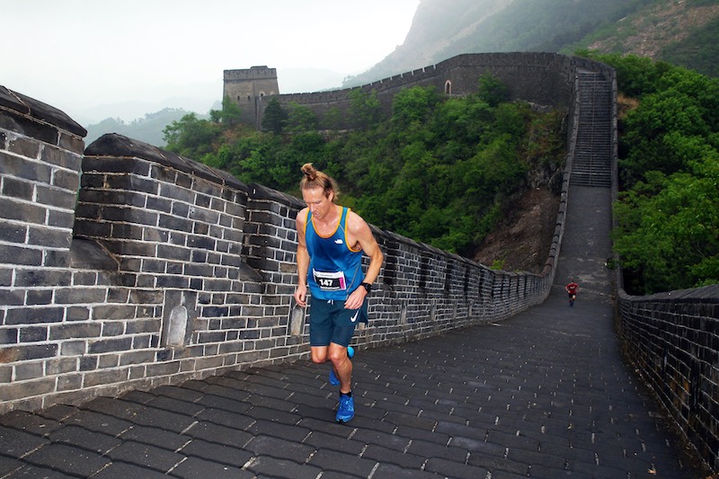 Lopers rennen een van de mooiste en meest bizarre marathons ter wereld, endurance hardlopen.
