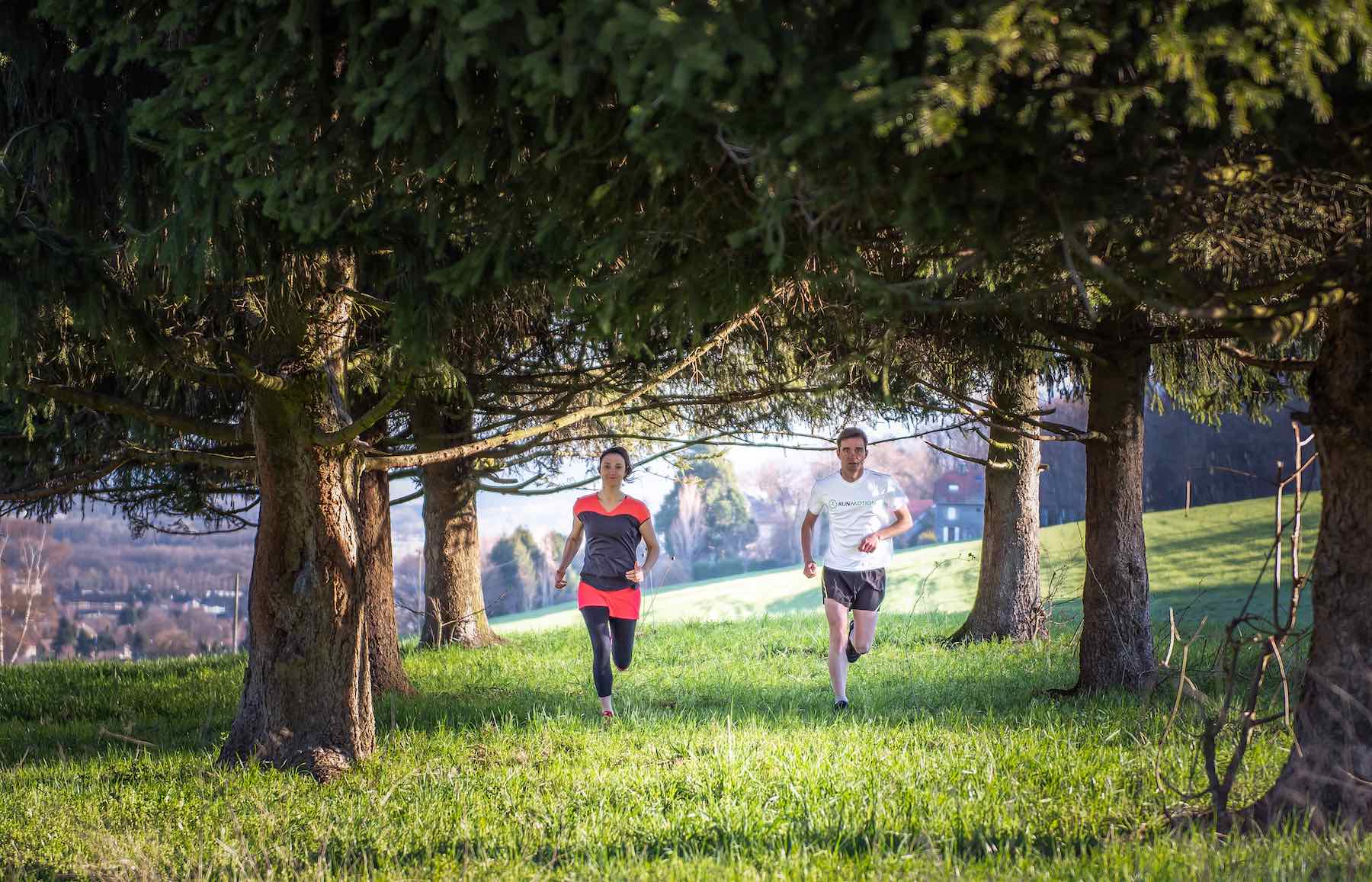Hardloper traint buiten met focus op motivatie, 6 tips om vol te houden en beter te worden.