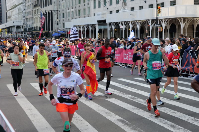 Hardlopfoto van runners tijdens de New York City Marathon 2023, mooiste beelden door RunMotion Coach.