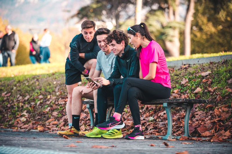 Hardloper kiest online hardloopcoach app voor beste trainingsplan en effectieve looptraining.
