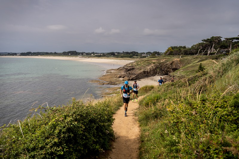 Trailrunner traint op vlak parcours voor 50 km, 100 km en 100 miles ultratrail.
