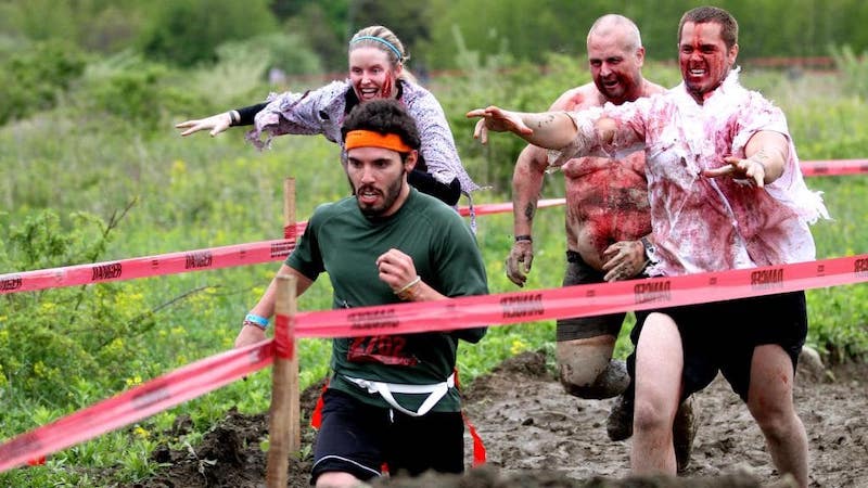 Loper in een enge hardloopwedstrijd Run for Your Lives, een bizarre race vol spanning.