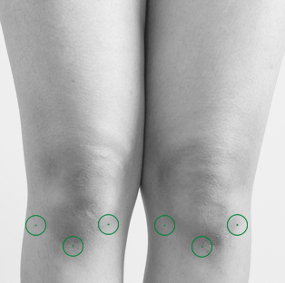 Hardloper gebruikt foam roller en zelfmassage voor sneller herstel na training en shiatsu.