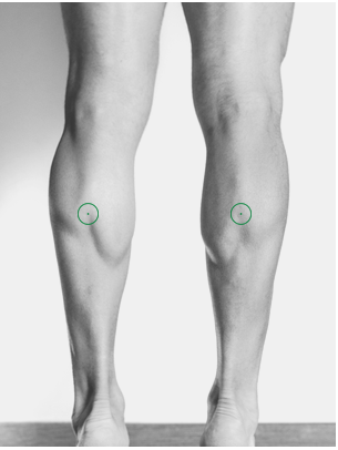 Hardloper herstelt sneller na training met zelfmassage, shiatsu en foam roller voor spierherstel.