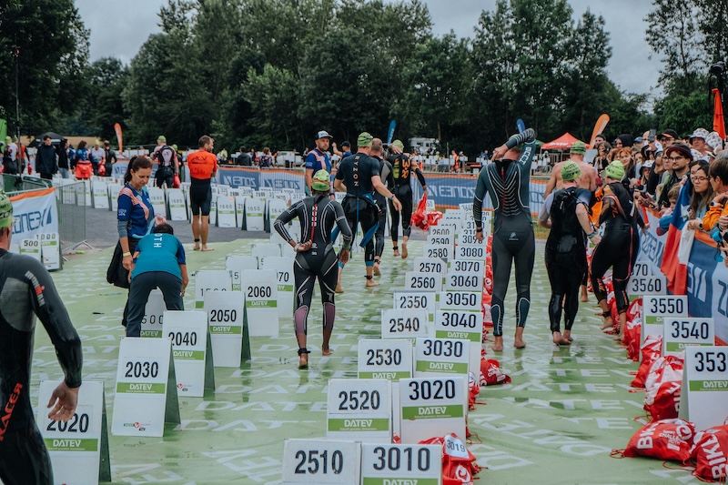 Triatleet oefent snelle triathlontransities in T1 en T2 voor tijdwinst tijdens wedstrijd.