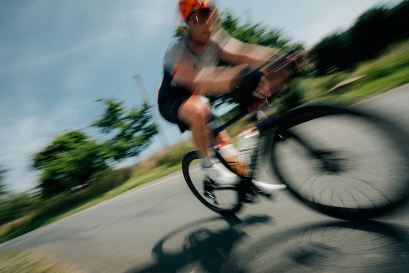 Triatleet tijdens rustige tapertraining in de laatste week voor triathlon, klaar om fris te starten.
