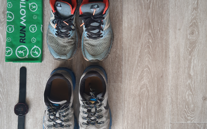 Hardloper traint thuis met kracht- en conditieoefeningen voor betere cardio en uithoudingsvermogen.