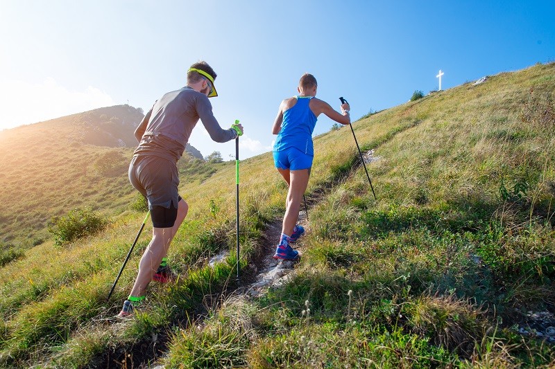 Trailrunner kiest lichte trailstokken met goede grip en juiste lengte voor technische trails.