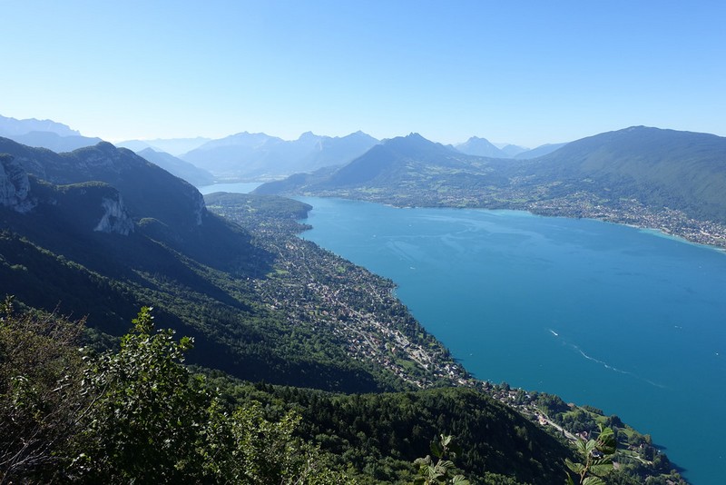 Trailrun route in Annecy over Mont Veyrier en Mont Baron met uitzicht op het Meer van Annecy.