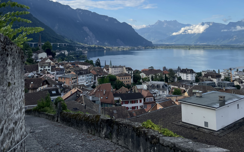 Trailrunner op Rocher de la Naye route vanuit Montreux, Zwitserland, met bergpad en uitzicht.