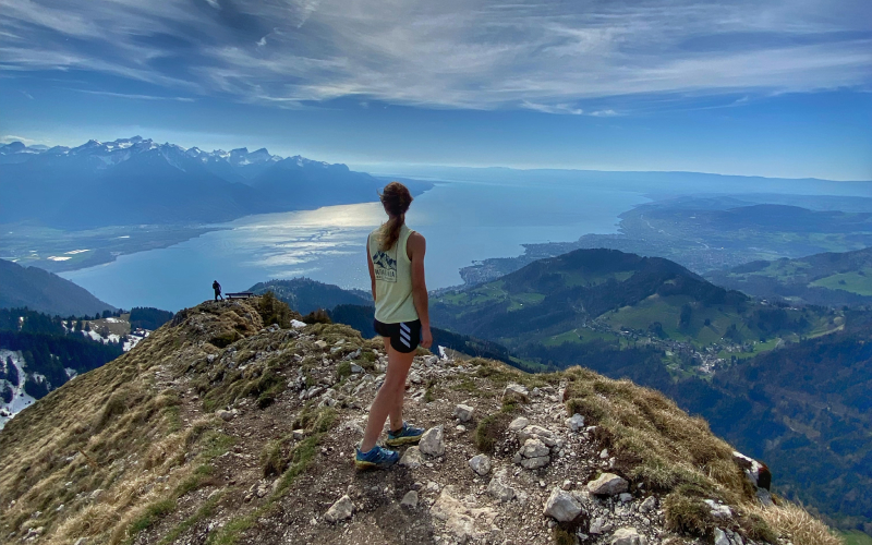 Trailrunner op de route Dent de Jaman vanuit Caux in Zwitserland, met bergpanorama.