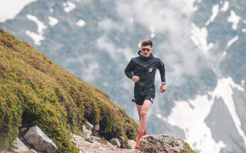 Trailrunner volgt trainingsschema om sterker te worden en meer hoogtemeters te lopen in de bergen.