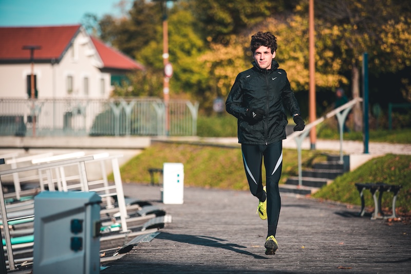 Loper volgt trainingsschema om 10 km onder 60 minuten te lopen op de weg.
