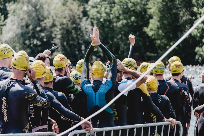 Triatleet pakt raceday tas in met triathlon checklist voor zwemmen, fietsen en hardlopen.