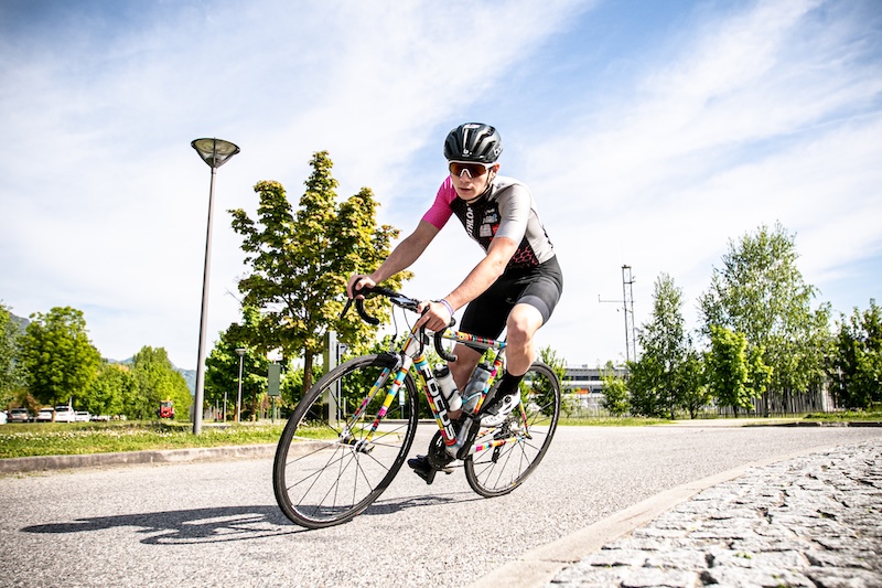 Triatleet traint voor triathlon olympische afstand met 12 weken trainingsschema om sneller te worden.