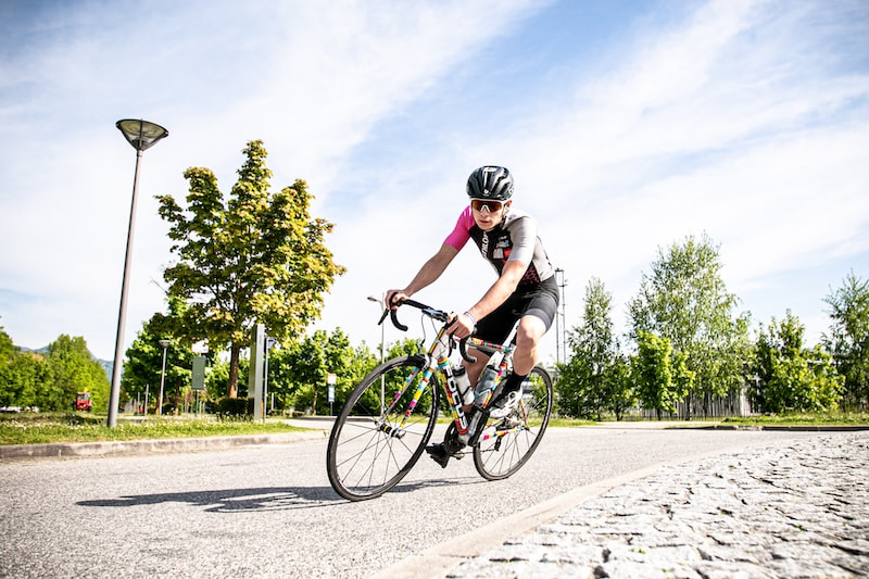 Triathlon trainingsweek met schema om zwemmen, fietsen en hardlopen slim te combineren voor betere prestaties.