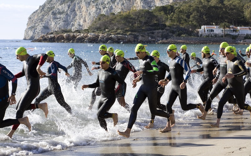 Triathlon trainingsweek met intensiteitstrainingen: combineer zwemmen, fietsen en hardlopen voor betere uithouding.