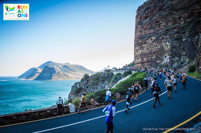 Loper tijdens de Two Oceans Marathon in Zuid-Afrika, een van de mooiste en meest bizarre marathons.