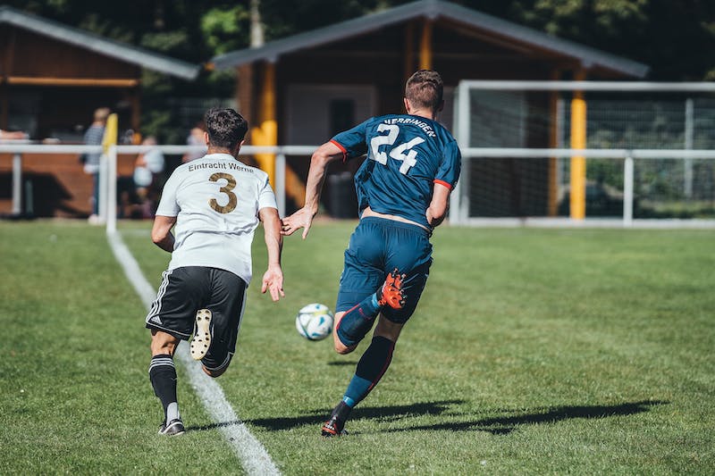 Voetballer traint uithoudingsvermogen met interval hardlopen voor topconditie binnen 90 minuten.